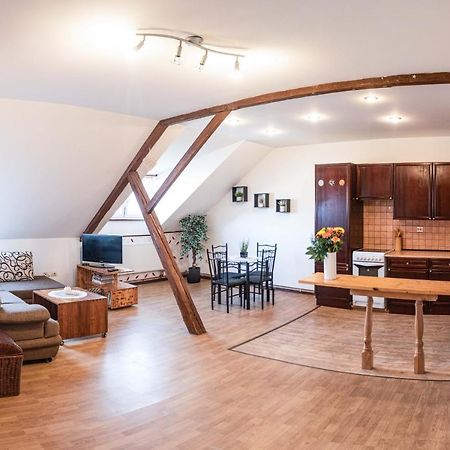 Podkrovni Apartman S Vyhledem Na Namesti Lomnice nad Luznici Ngoại thất bức ảnh