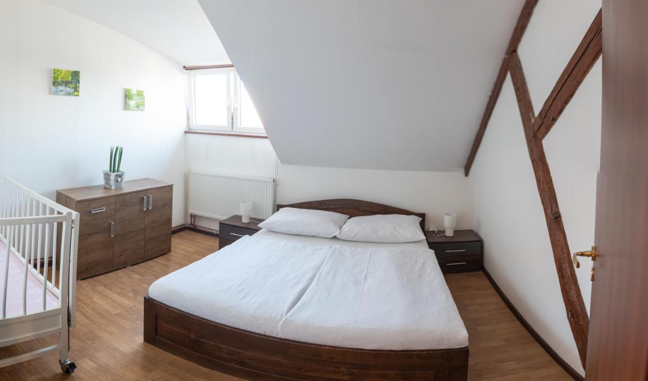 Podkrovni Apartman S Vyhledem Na Namesti Lomnice nad Luznici Ngoại thất bức ảnh