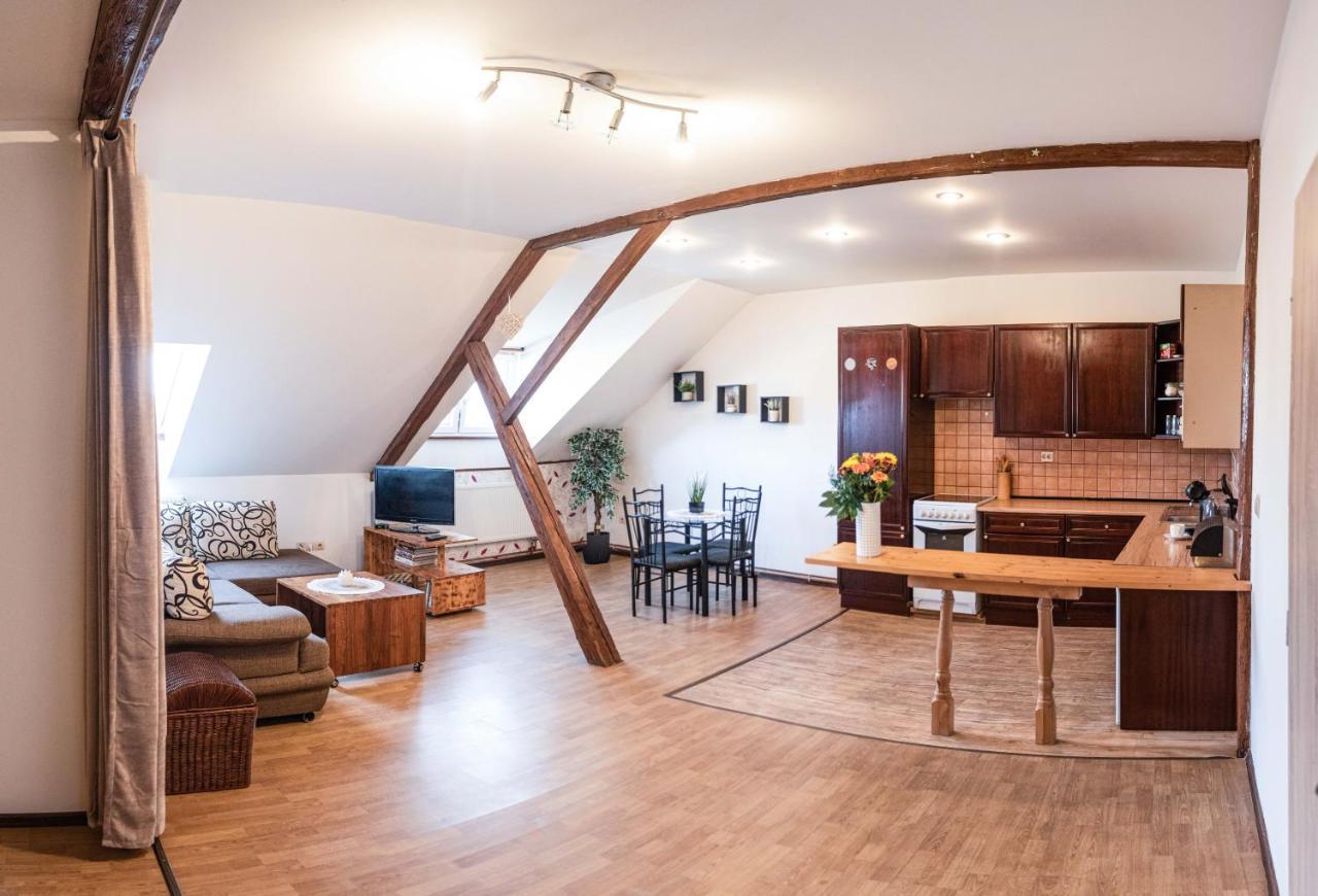 Podkrovni Apartman S Vyhledem Na Namesti Lomnice nad Luznici Ngoại thất bức ảnh